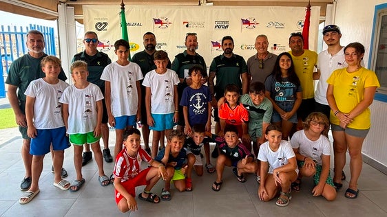 El Club Náutico de Almerimar acerca a los jóvenes el conocimiento de la seguridad al mar