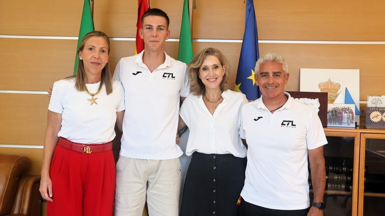 Julia Ibáñez recibe a Robert Privistirescu tras proclamarse campeón del mundo de Remo sub-19