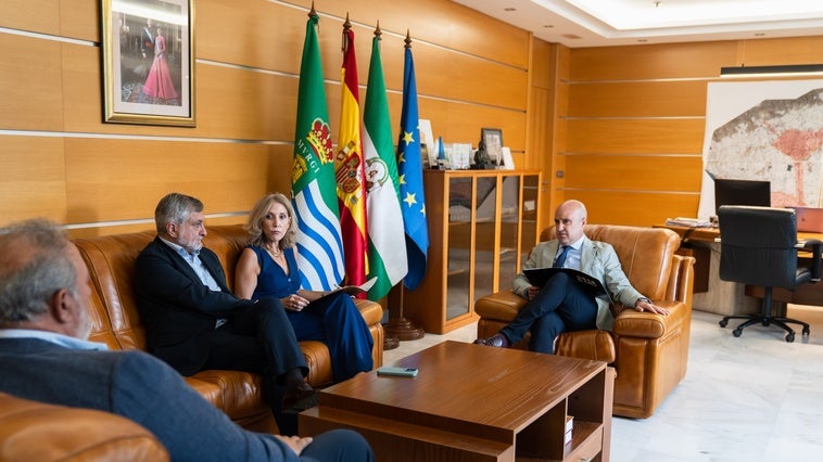 Una visita para fortalecer la unión entre El Ejido y la Diputación