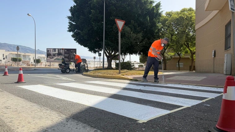 El Ejido mejora los entornos de centros escolares de cara a la vuelta al cole