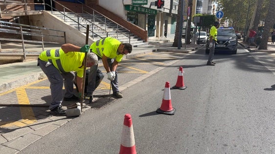 El Ejido refuerza la limpieza de imbornales ante la llegada de la temporada de lluvias