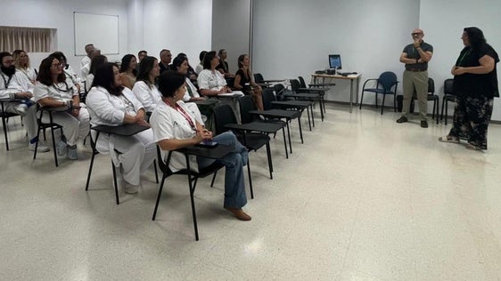 El Hospital de Poniente realiza una sesión de prevención de agresiones con la Policía Nacional
