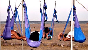 El CMIM propone clases de aeroyoga en la playa durante agosto y septiembre