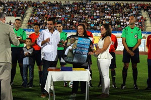 Más de 7.000 personas rinden homenaje a José Palmero en el partido benéfico del Poli