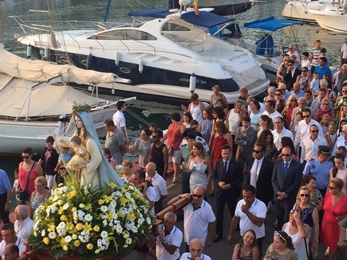 Almerimar y Balerma mecen a la Virgen del Carmen en su procesión y embarque