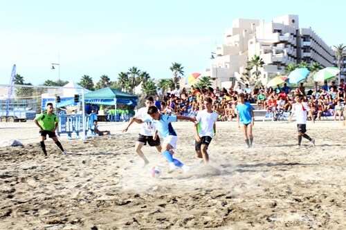 Una veintena de equipos y 200 niños participan en el Torneo de Fútbol Playa de Almerimar