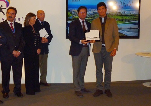 Dos «embajadores» de El Ejido recogen sus premios al ‘Mérito Turístico’ en Fitur