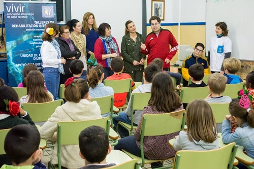Los alumnos del CEPR Ciavieja donan un cheque solidario a ‘Vivir’