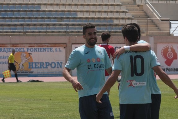 Jugadores del CD El Ejido celebran el tercer gol marcado al equipo bermeotarra.