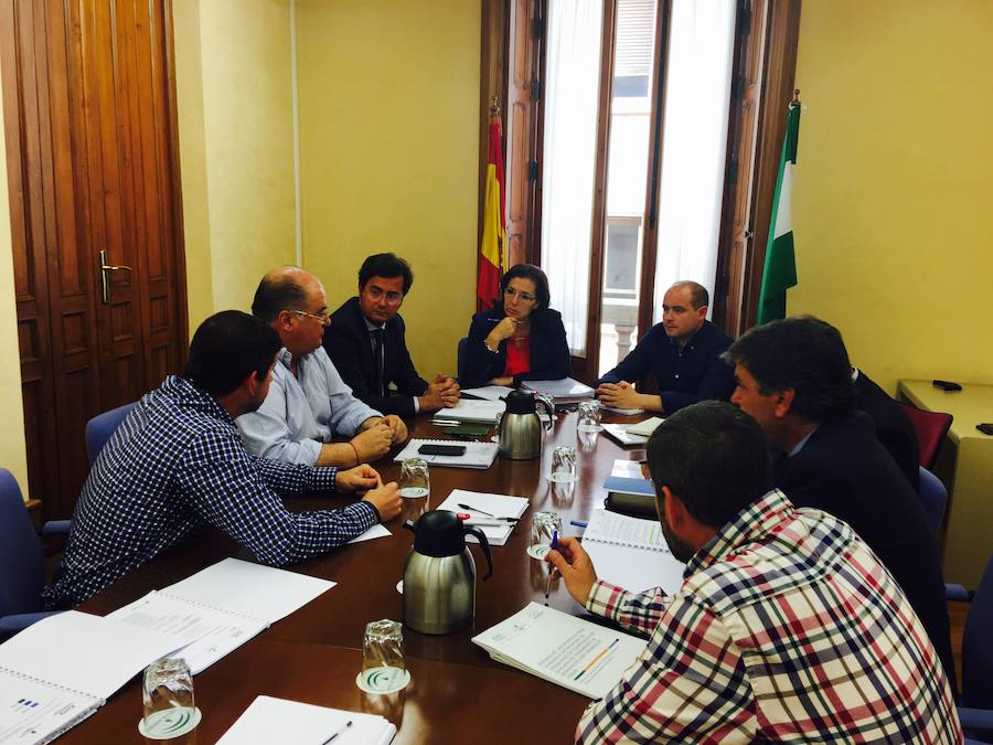 La delegada del Gobierno de  Andalucía en Almerimar con los representantes de ambos consorcios.