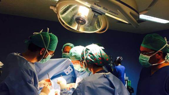 Una de las sesiones formativas de cirugía en directo celebrada estos días en el Hospital de Poniente de El Ejido. 
