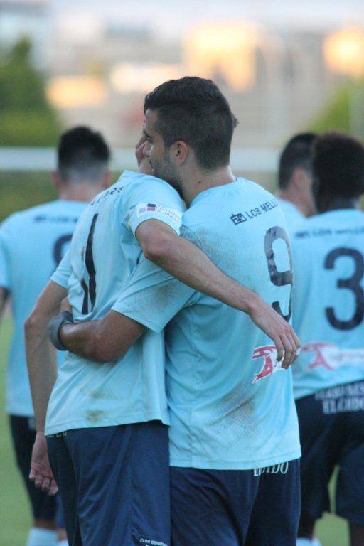 Alfonso, autor del gol, y Samu Corral, que es baja hoy, se abrazan tras el 1-0 de la ida. 