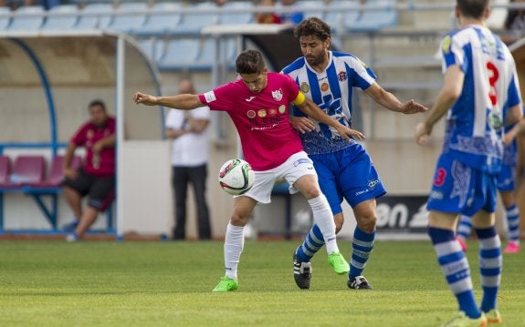 Javilillo, en una jugada contra el Lorca, seguirá de celeste.