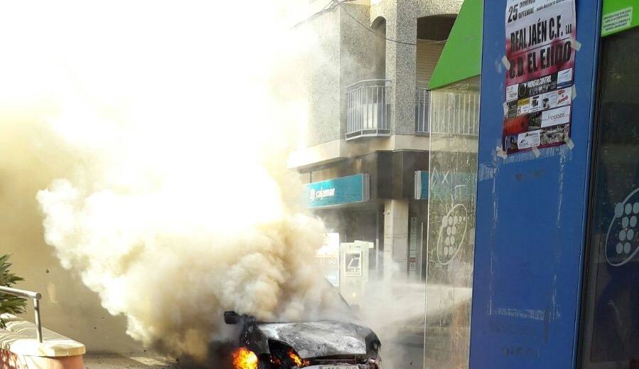 Un Ford Fiesta sale ardiendo en la calle Loma de la Mezquita de El Ejido