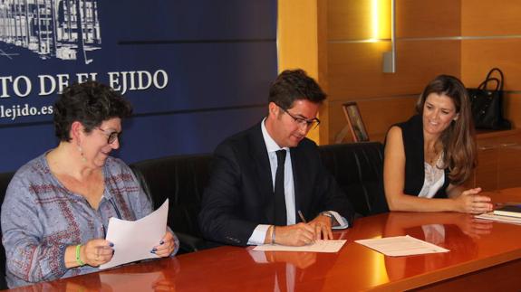 El alcalde de El Ejido, junto a la concejala de Servicios Sociales y la presidenta de 'El Timón'. 