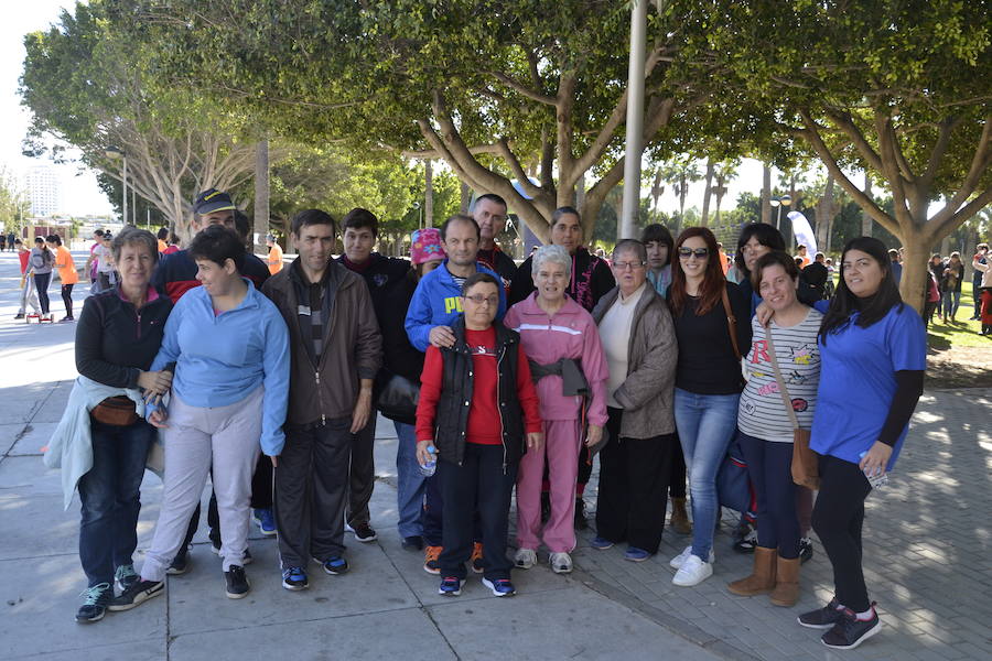 Usuarios, voluntarios y monitores del centro ocupacional de Asprodesa, ayer en la Fiesta del Deporte desde el Parque Municipal. 