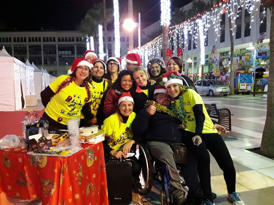 El grupo realizó una quedada en la Plaza Mayor de El Ejido para grabar el villancico. 