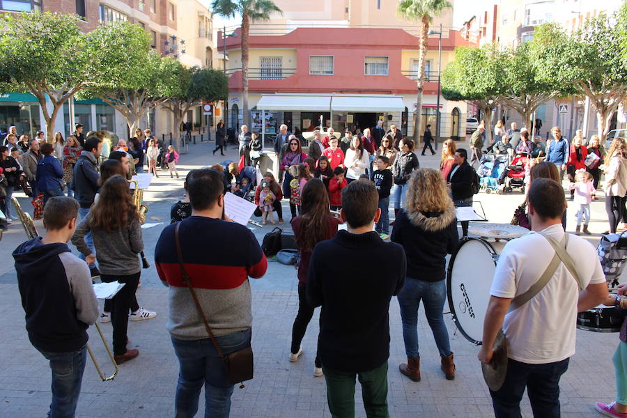 Los niños cantaron villancicos ayer desde la Plaza de la Iglesia, acompañados de los músicos de la Asociación Musical ‘Afina’. 