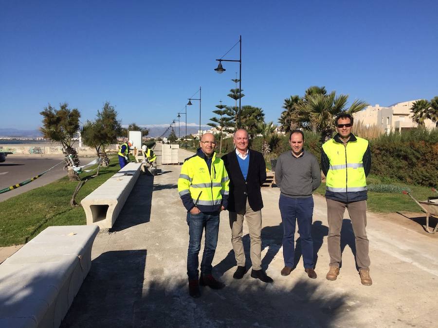 El delegado territorial de Fomento y Vivienda, durante su visita ayer a las obras que ya se llevan a cabo en el paseo de Almerimar. 