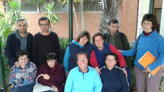 Nueve de los trece integrantes del taller de prensa que desde hace un año realiza Asprodesa, con el monitor, Juan Pedro García. 