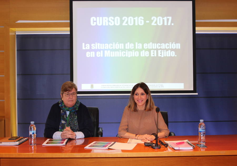 Inés Blasco, del área de Educación del Ayuntamiento de El Ejido, junto a la concejala, Julia Ibáñez. 