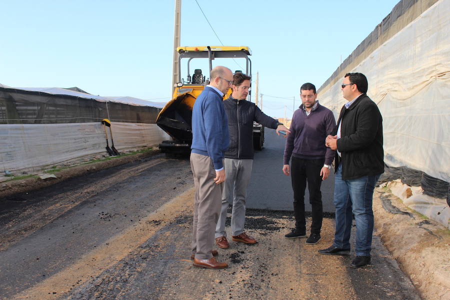 El alcalde ejidense, junto al concejal de Agricultura y el presidente de la Junta Local de San Agustín, en una de las vías ya renovadas. 