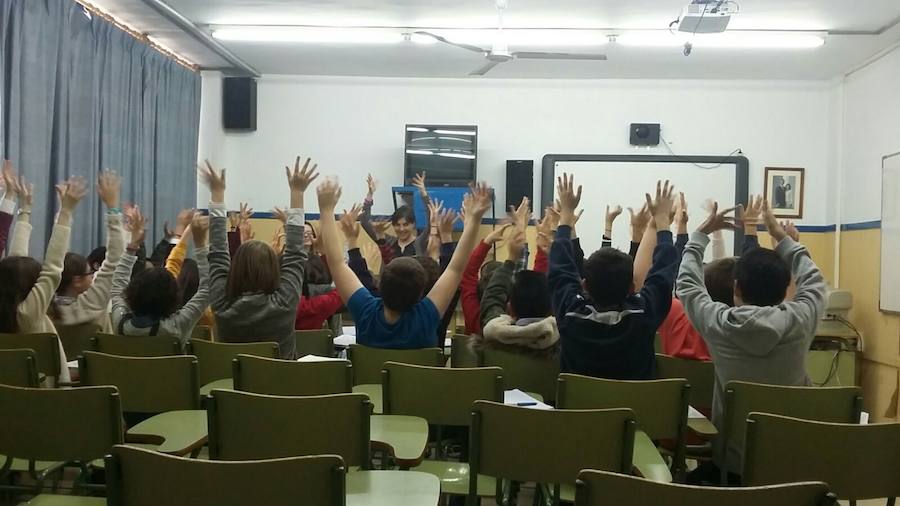 Los alumnos de sexto del Colegio Ciavieja signan aplausos. 