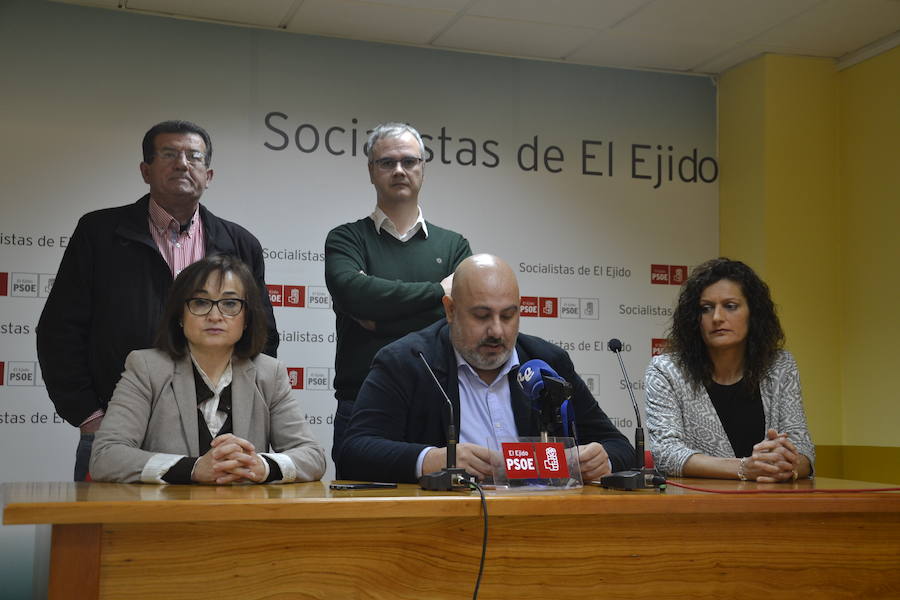 Los socialistas ejidenses, esta mañana durante su comparecencia. 