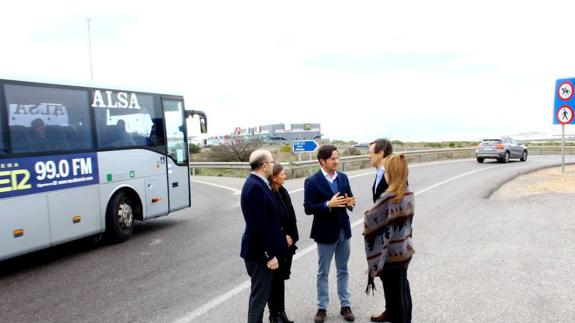 El alcalde junto a dos de sus concejales, el portavoz del PP en el Congreso y la parlamentaria del PP, en el enlace 409 de la A-7. 