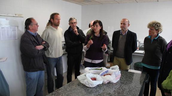 El concejal de Agricultura junto a empresarios autóctonos y alemanes, durante una visita al CUAM. 