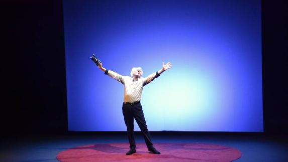 Albert Boadella en la escena final de su obra, ‘El sermón del bufón’, con la que hace un viaje a su pasado para dibujar su presente. 