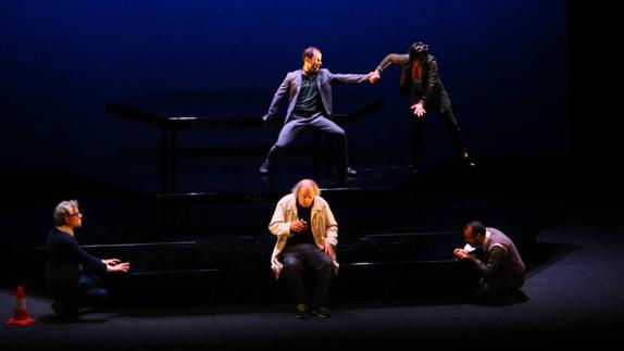 La compañía catalana sacó los colores al sector periodístico, con una obra que muestra su visión personal de los medios de comunicación. 