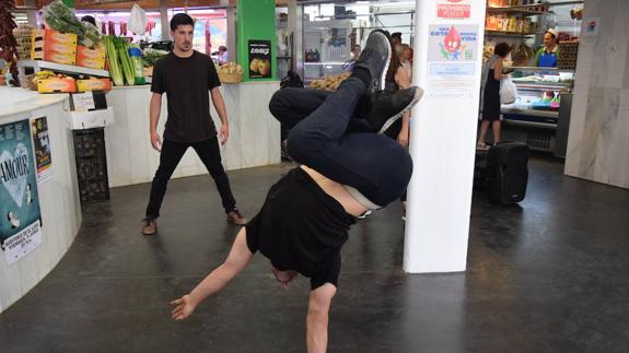 ‘Deambulantes’ llevó la danza ayer a escenarios como la Plaza de Abastos y el IES Santo Domingo. 