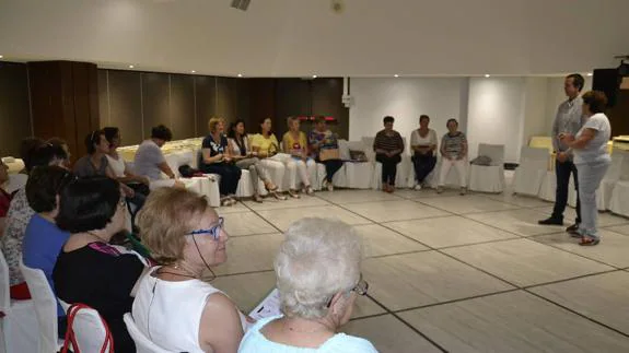 El delegado territorial de Igualdad junto a la presidenta de la Federación, ayer en Almerimar. 