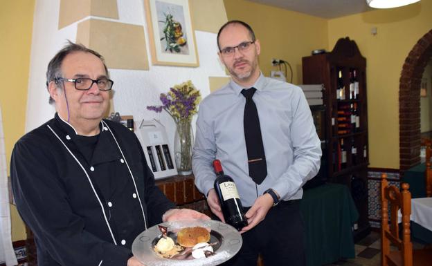 El chef Jean Paul Vinay, junto a Antonio Bautista en la sala de Flor de Olivo. 
