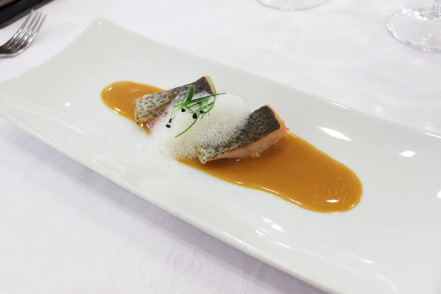 Tras tres años de colaboración entre la escuela de hostelería Hurtado de Mendoza y la Alhambra, los alumnos de último curso de cocina y sala, junto a sus profesores, han elaborado un menú como colofón de las investigaciones y acercamiento a la época nazarí. Un almuerzo en el que todo estuvo medido milimétricamente para no albergar ningún fallo. Desde la vajilla, elaborada para la ocasión por ceramistas granadinas, hasta la recreación del atuendo del personal de sala, se tuvo en cuenta para recrear fielmente una época de esplendor como pocas.