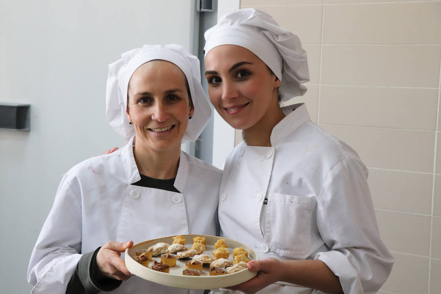 Tras tres años de colaboración entre la escuela de hostelería Hurtado de Mendoza y la Alhambra, los alumnos de último curso de cocina y sala, junto a sus profesores, han elaborado un menú como colofón de las investigaciones y acercamiento a la época nazarí. Un almuerzo en el que todo estuvo medido milimétricamente para no albergar ningún fallo. Desde la vajilla, elaborada para la ocasión por ceramistas granadinas, hasta la recreación del atuendo del personal de sala, se tuvo en cuenta para recrear fielmente una época de esplendor como pocas.
