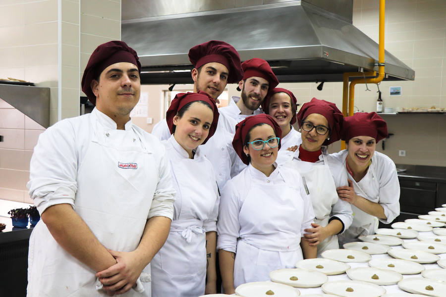 Tras tres años de colaboración entre la escuela de hostelería Hurtado de Mendoza y la Alhambra, los alumnos de último curso de cocina y sala, junto a sus profesores, han elaborado un menú como colofón de las investigaciones y acercamiento a la época nazarí. Un almuerzo en el que todo estuvo medido milimétricamente para no albergar ningún fallo. Desde la vajilla, elaborada para la ocasión por ceramistas granadinas, hasta la recreación del atuendo del personal de sala, se tuvo en cuenta para recrear fielmente una época de esplendor como pocas.