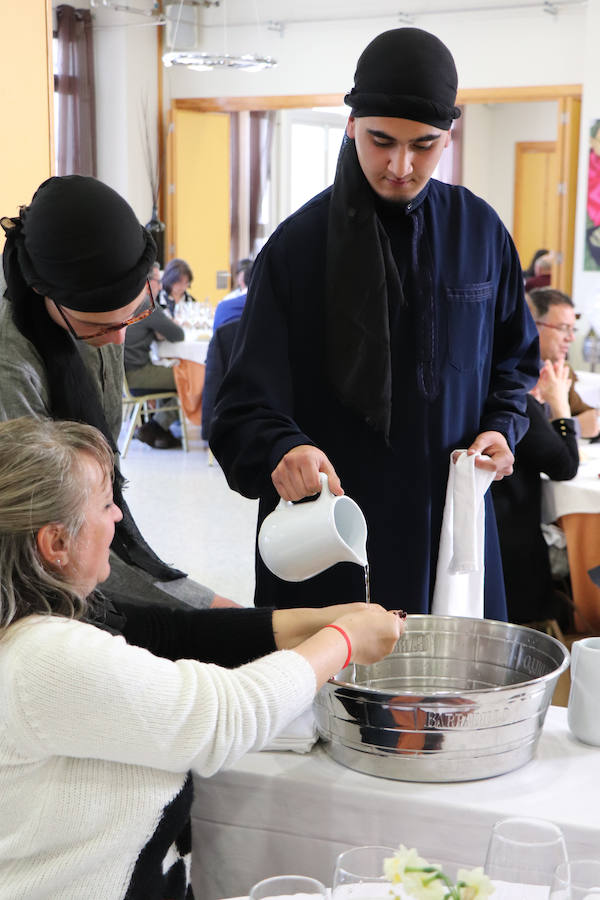 Tras tres años de colaboración entre la escuela de hostelería Hurtado de Mendoza y la Alhambra, los alumnos de último curso de cocina y sala, junto a sus profesores, han elaborado un menú como colofón de las investigaciones y acercamiento a la época nazarí. Un almuerzo en el que todo estuvo medido milimétricamente para no albergar ningún fallo. Desde la vajilla, elaborada para la ocasión por ceramistas granadinas, hasta la recreación del atuendo del personal de sala, se tuvo en cuenta para recrear fielmente una época de esplendor como pocas.