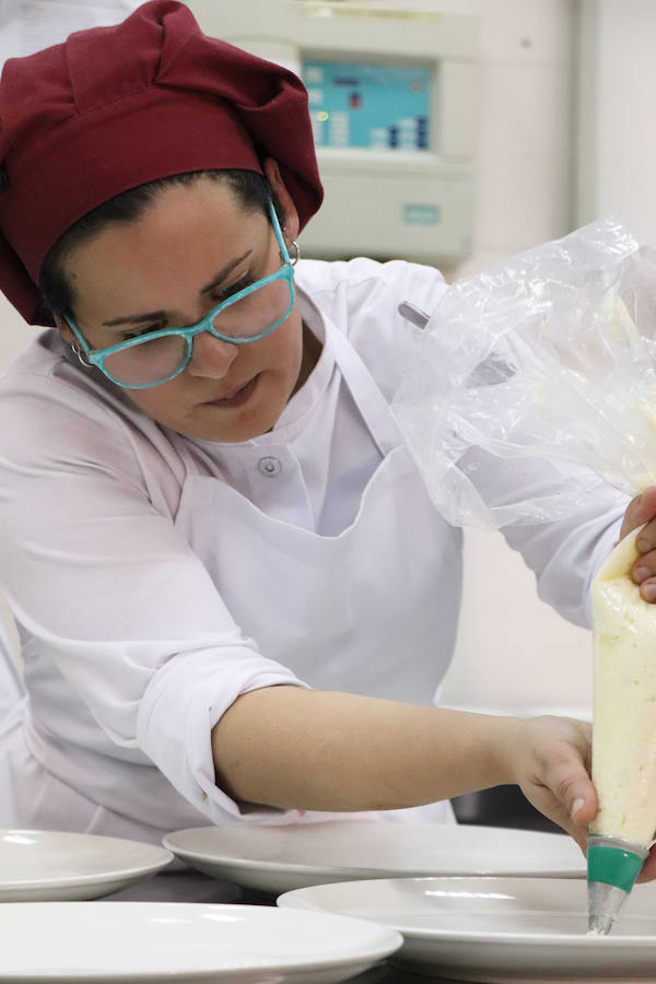 Tras tres años de colaboración entre la escuela de hostelería Hurtado de Mendoza y la Alhambra, los alumnos de último curso de cocina y sala, junto a sus profesores, han elaborado un menú como colofón de las investigaciones y acercamiento a la época nazarí. Un almuerzo en el que todo estuvo medido milimétricamente para no albergar ningún fallo. Desde la vajilla, elaborada para la ocasión por ceramistas granadinas, hasta la recreación del atuendo del personal de sala, se tuvo en cuenta para recrear fielmente una época de esplendor como pocas.
