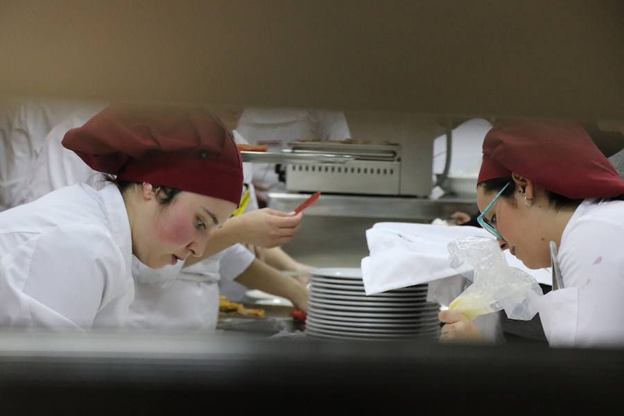 Tras tres años de colaboración entre la escuela de hostelería Hurtado de Mendoza y la Alhambra, los alumnos de último curso de cocina y sala, junto a sus profesores, han elaborado un menú como colofón de las investigaciones y acercamiento a la época nazarí. Un almuerzo en el que todo estuvo medido milimétricamente para no albergar ningún fallo. Desde la vajilla, elaborada para la ocasión por ceramistas granadinas, hasta la recreación del atuendo del personal de sala, se tuvo en cuenta para recrear fielmente una época de esplendor como pocas.