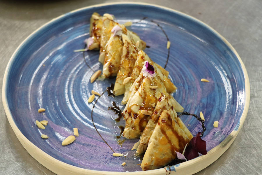 Tras tres años de colaboración entre la escuela de hostelería Hurtado de Mendoza y la Alhambra, los alumnos de último curso de cocina y sala, junto a sus profesores, han elaborado un menú como colofón de las investigaciones y acercamiento a la época nazarí. Un almuerzo en el que todo estuvo medido milimétricamente para no albergar ningún fallo. Desde la vajilla, elaborada para la ocasión por ceramistas granadinas, hasta la recreación del atuendo del personal de sala, se tuvo en cuenta para recrear fielmente una época de esplendor como pocas.
