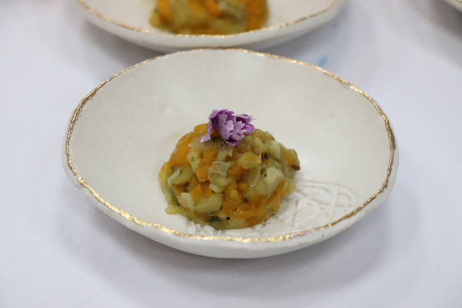 Tras tres años de colaboración entre la escuela de hostelería Hurtado de Mendoza y la Alhambra, los alumnos de último curso de cocina y sala, junto a sus profesores, han elaborado un menú como colofón de las investigaciones y acercamiento a la época nazarí. Un almuerzo en el que todo estuvo medido milimétricamente para no albergar ningún fallo. Desde la vajilla, elaborada para la ocasión por ceramistas granadinas, hasta la recreación del atuendo del personal de sala, se tuvo en cuenta para recrear fielmente una época de esplendor como pocas.