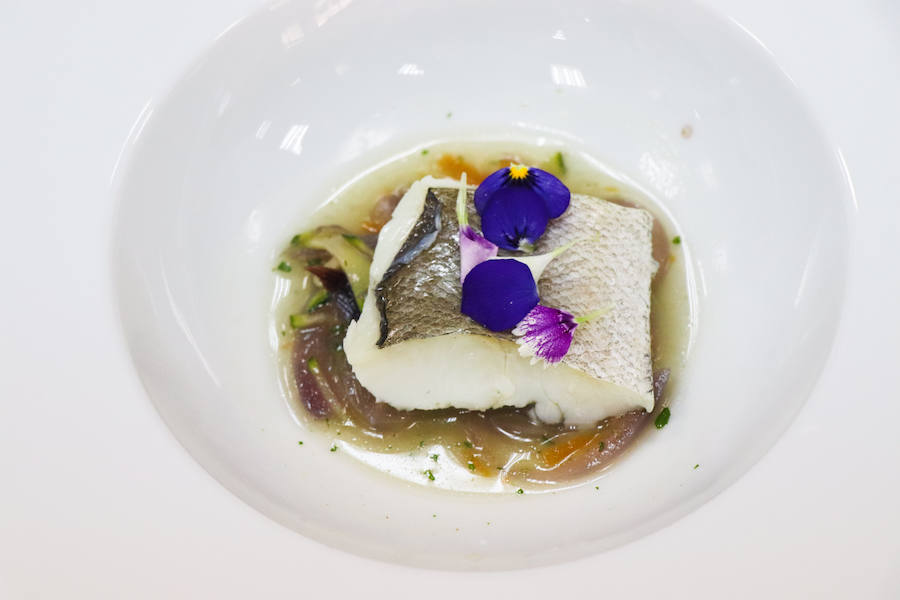 Tras tres años de colaboración entre la escuela de hostelería Hurtado de Mendoza y la Alhambra, los alumnos de último curso de cocina y sala, junto a sus profesores, han elaborado un menú como colofón de las investigaciones y acercamiento a la época nazarí. Un almuerzo en el que todo estuvo medido milimétricamente para no albergar ningún fallo. Desde la vajilla, elaborada para la ocasión por ceramistas granadinas, hasta la recreación del atuendo del personal de sala, se tuvo en cuenta para recrear fielmente una época de esplendor como pocas.