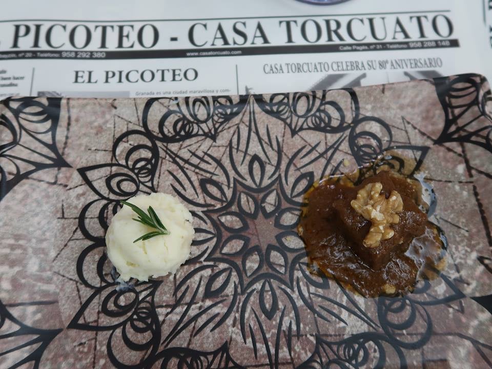 Falso brownie de rabo de toro. El Picoteo-Casa Torcuato. Agua del Albaicín, 20. 