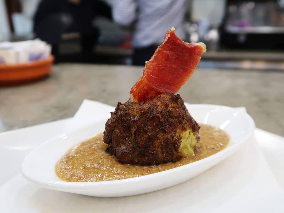 Albóndigas de espárragos de Huétor Tájar en salsa de almendras. El Laurel. Plaza Bib-Rambla, 18.