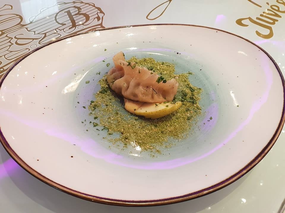 Gyoza de cordero con manzana glaseada y curry de coco. Luxury. Acera del Darro, 64.