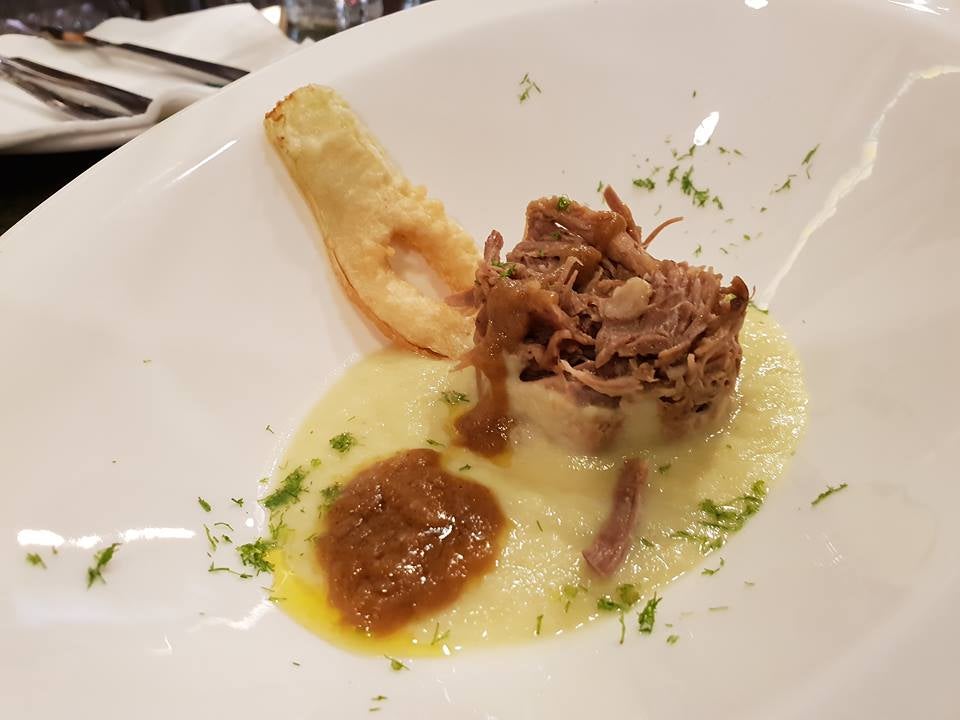Cordero segureño deshuesado con crema y crujiente. Gran Café Bib Rambla. Plaza Bib-Rambla, 3.