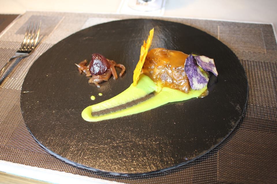 Bómbon de rabo de toro sobre meloso de guisantes y salsa de mango de Motril. Hotel Granada Center. Avenida de la Fuente Nueva s/n