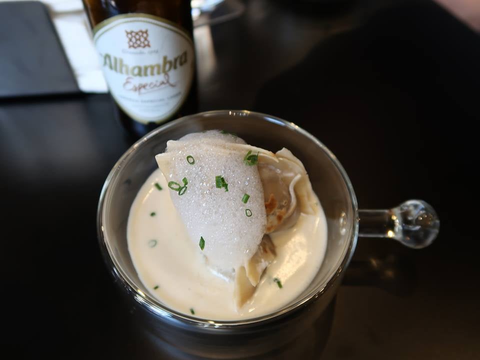 Gyoza de carrillera ibérica, curry rojo, manzanilla y ajo asado. Bardana Taberna. Marqués de Mondéjar, 17.
